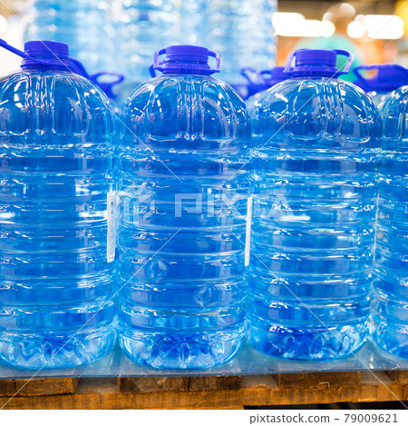 bottled still water on the palette 79009621
