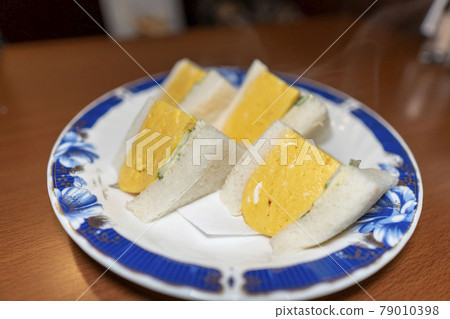 柔軟濕潤的雞蛋沙拉三明治 柔軟濕潤的雞蛋沙拉三明治 79010398