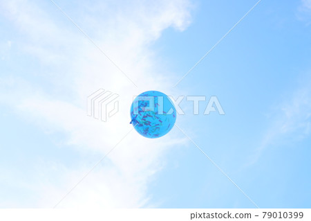 漂浮在藍天的藍色氣球 漂浮在藍天的藍色氣球 79010399