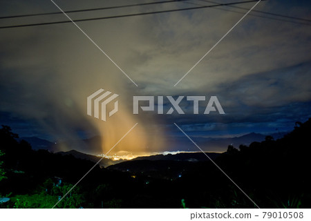 山上的天空雲霧繚繞。在路燈的照射下，雲霧影像如天空般非凡，美麗而夢幻。 79010508