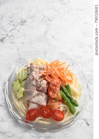 冷豬肉泡菜烏冬面 79010681