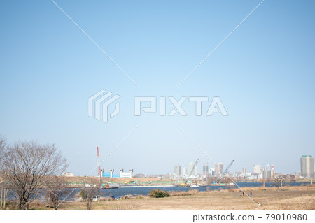 東京都足立區鹿濱大橋/新田的荒川河床 79010980