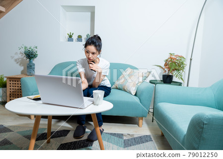 在家客廳使用電腦工作的漂亮女孩 79012250