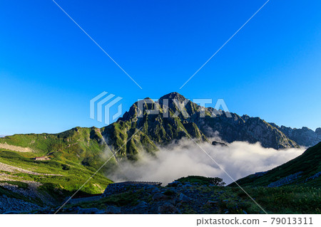 清晨的藍天和鶴木山 清晨的藍天和鶴木山 79013311