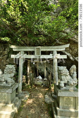 13 Buddhas of Iwatoyama [Omihachiman City, Shiga Prefecture] 79013586