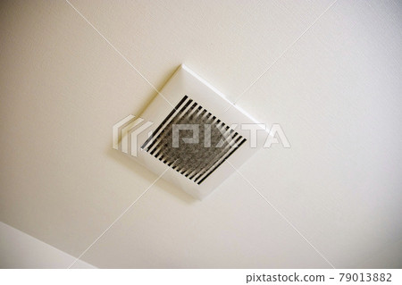 疏於清掃後有灰塵的房間內的換氣扇 79013882