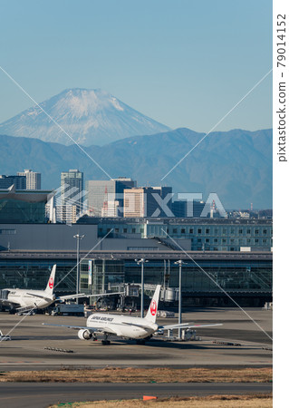 [富士山和羽田機場第一航廈的飛機] 79014152