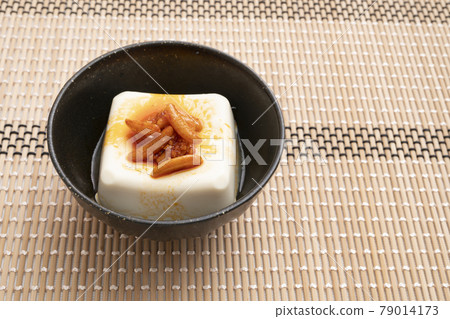 涼豆腐配柿子籽辣椒油吃 79014173