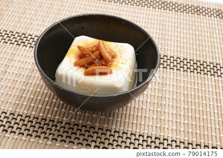 涼豆腐配柿子籽辣椒油吃 涼豆腐配柿子籽辣椒油吃 79014175