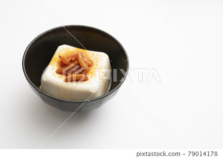 Cold tofu with persimmon seeds and chili oil to eat Cold tofu with persimmon seeds and chili oil to eat 79014178
