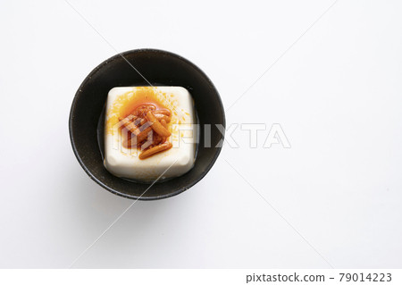 Cold tofu with persimmon seeds and chili oil to eat Cold tofu with persimmon seeds and chili oil to eat 79014223