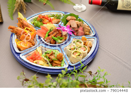 Hors d'oeuvre takeout Hors d'oeuvre takeout 79014448