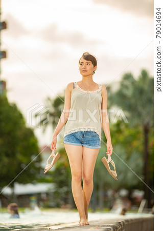 在凱恩斯潟湖的游泳池邊散步的半美女 79014694