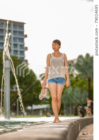 在凱恩斯潟湖的游泳池邊散步的半美女 在凱恩斯潟湖的游泳池邊散步的半美女 79014695