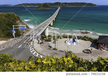 橫跨鈷藍色大海的角島大橋的清爽駕駛路線 橫跨鈷藍色大海的角島大橋的清爽駕駛路線 79015236