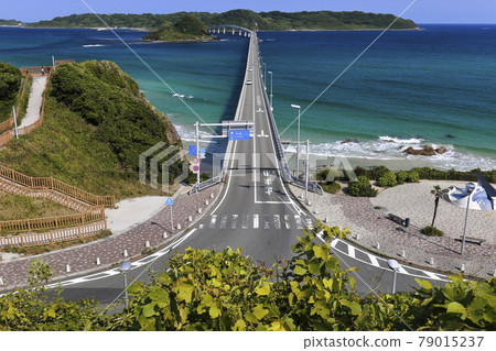 橫跨鈷藍色大海的角島大橋的清爽駕駛路線 橫跨鈷藍色大海的角島大橋的清爽駕駛路線 79015237