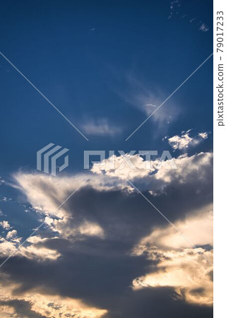 Clouds illuminated by the sunrise sky 79017233