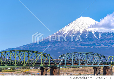 [Shizuoka Prefecture] Snow-capped Mt. Fuji seen from the Fuji River 79017495