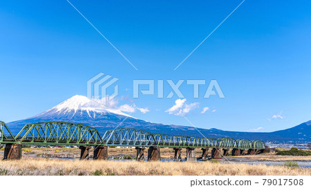 [Shizuoka Prefecture] Snow-capped Mt. Fuji seen from the Fuji River 79017508