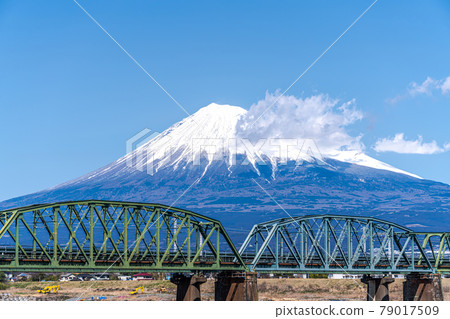 [靜岡縣] 從富士川看白雪皚皚的富士山 79017509