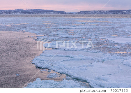 夜幕降臨時的流冰 79017553