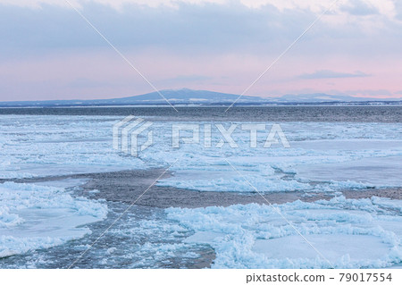日落附近的流冰 79017554