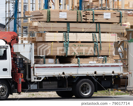 用卡車包裝的房屋建築材料 79017714