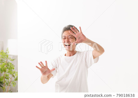 Middle man portrait laughter 79018638