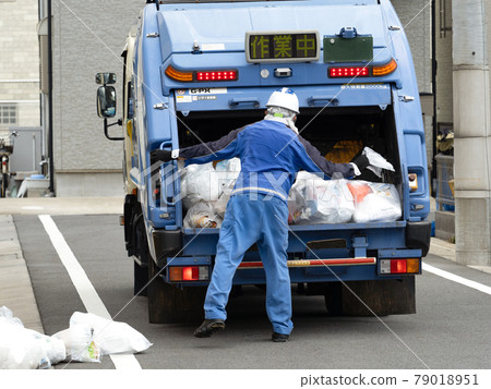 Garbage collection by packer car, Tokyo 79018951