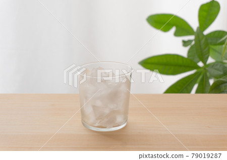玻璃加冰 玻璃加冰 79019287