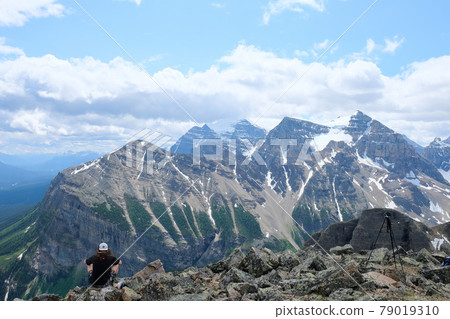 穿過雲層的崎嶇山脈 穿過雲層的崎嶇山脈 79019310