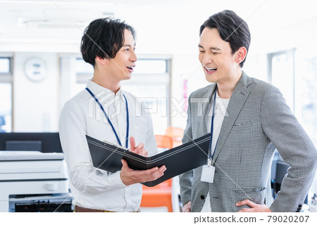 站在辦公室的商務人士 79020207