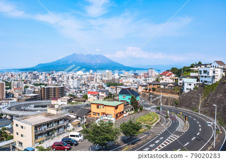 從鹿兒島市 Murasakibaru 山上看到的櫻島和鹿兒島城市景觀 從鹿兒島市 Murasakibaru 山上看到的櫻島和鹿兒島城市景觀 79020283