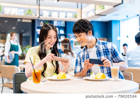在咖啡廳放鬆的年輕夫婦 照片合作:Creadisce(丸善遊修堂株式會社) 在咖啡廳放鬆的年輕夫婦 照片合作:Creadisce(丸善遊修堂株式會社) 79020584