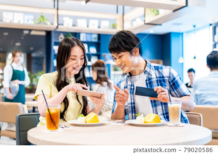 在咖啡廳放鬆的年輕夫婦 照片合作:Creadisce(丸善遊修堂株式會社) 在咖啡廳放鬆的年輕夫婦 照片合作:Creadisce(丸善遊修堂株式會社) 79020586