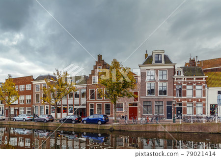 Oude vest channel, Leiden, Netherlands Oude vest channel, Leiden, Netherlands 79021414