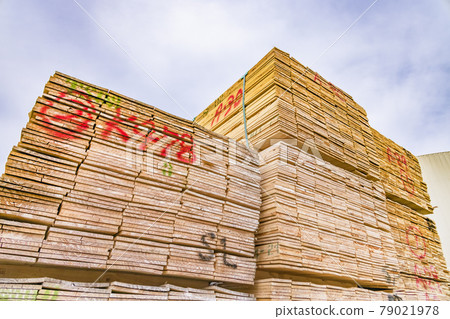 Building timber piled up in the material storage area 79021978