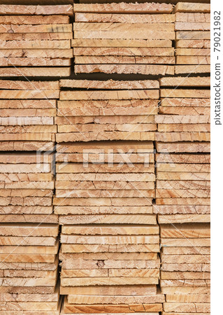 Building timber piled up in the material storage area 79021982