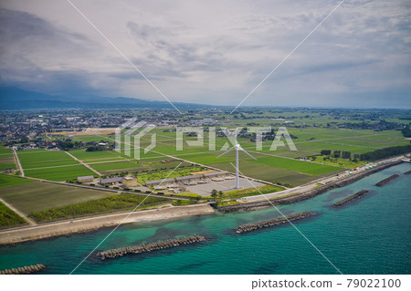 富山縣入善町，夏季風力發電設施和富山灣附近的雨季 79022100