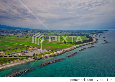 富山縣入善町，夏季風力發電設施和富山灣附近的雨季 79022102
