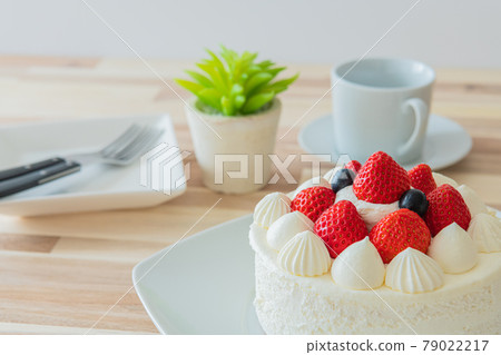 草莓酥餅整塊蛋糕木紋桌特寫材料 草莓酥餅整塊蛋糕木紋桌特寫材料 79022217