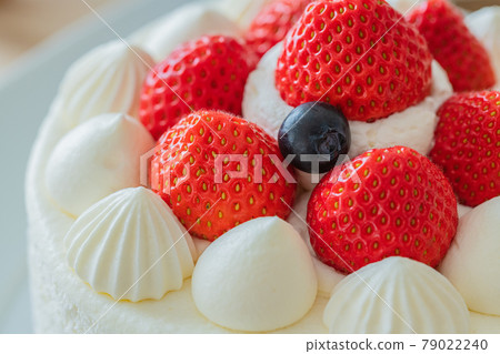 Strawberry shortcake whole cake wood grain table close-up material Strawberry shortcake whole cake wood grain table close-up material 79022240