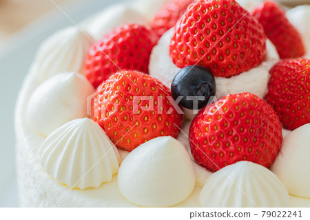 Strawberry shortcake whole cake wood grain table close-up material Strawberry shortcake whole cake wood grain table close-up material 79022241