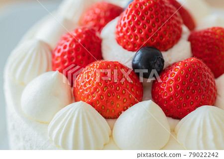 草莓酥餅整塊蛋糕木紋桌特寫材料 79022242