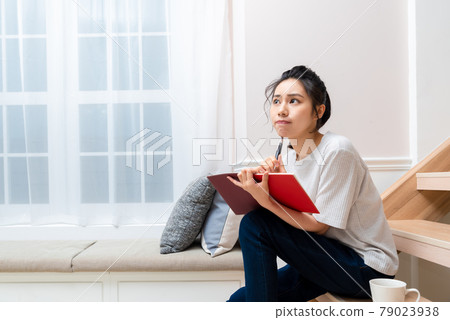 Thinking girl Thinking girl 79023938
