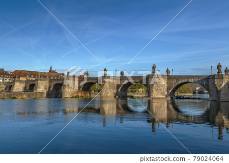 Alte Mainbrucke (old bridge), Wurzburg, Germany Alte Mainbrucke (old bridge), Wurzburg, Germany 79024064