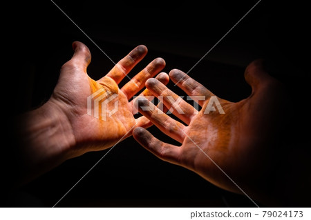 Hands of a hard working man closeup Hands of a hard working man closeup 79024173