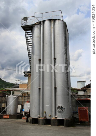 Aquarium of a brewery, a tank filled with brewed water Aquarium of a brewery, a tank filled with brewed water 79024354