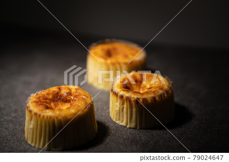 3 Basque cheese cakes 79024647