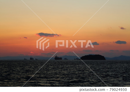 從和山山眺望瀨戶內海的晨景 從和山山眺望瀨戶內海的晨景 79024930